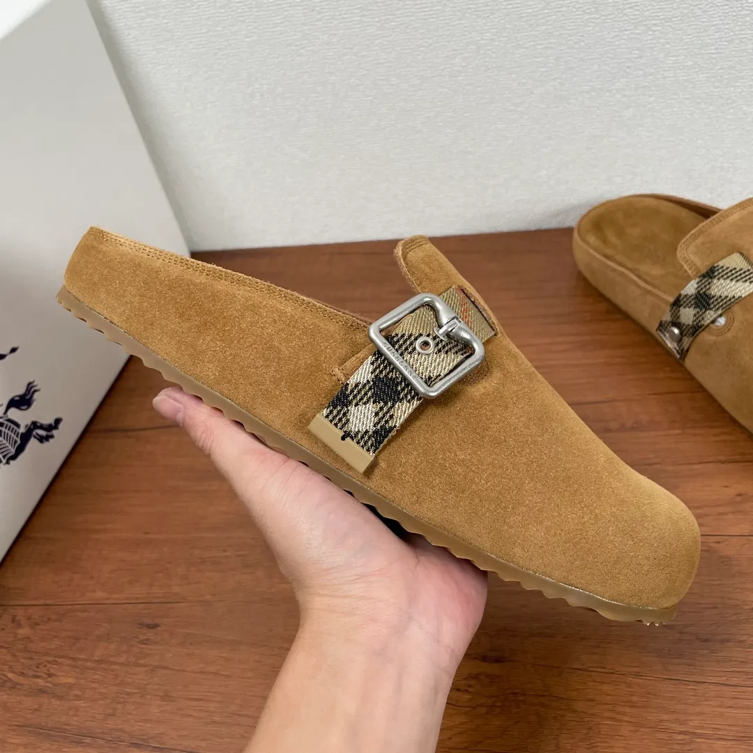Men's Men's Shoes 💰340【New Style】🐝🐝Burberry New Burberry - Men's Checked Leather Urchin Half-Flop Sandal Made of soft suede cowhide and calfskin, these half-flop sandals feature an adjustable B-shaped buckle strap and are decorated with the signature sand-colored Burberry check in jacquard worsted. The upper wraps around the midsole and is paired with a sole made of the same upper material with an embossed logo on the heel and a wavy rubber outsole embellished with the Burberry lettering. Fashionable and casual! Comes with full set of original packaging dust bag! Code number: 39-40-41-42-43-44 standard code (38/45 can be customized and returns and exchanges are not supported)